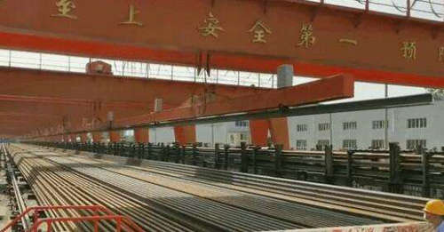 北京大兴机场站至雄安站钢轨开始焊接