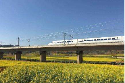 云南进入“高铁时代”近四年 动车发送旅客人次破亿