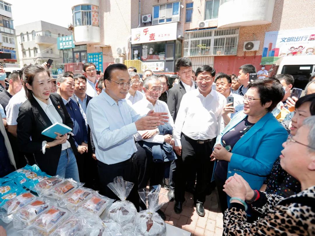 李克强考察烟台老旧小区，称赞地摊经济、小店经济是人间的烟火，是中国的生机