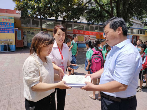 河南南阳示范区发放2.5万份《全国爱眼日致家长一封信》