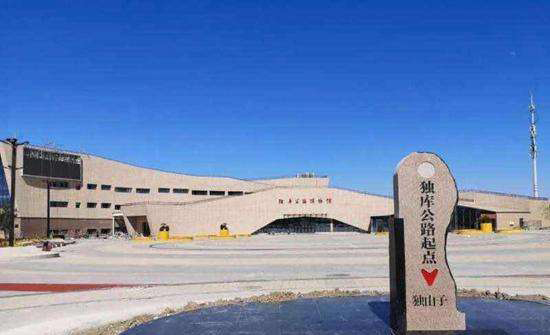 历时两年修建的新疆独库公路博物馆游人不断