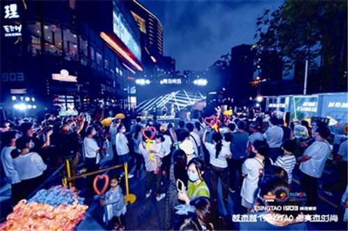“青啤开餐吧”：装扮浪漫夜色