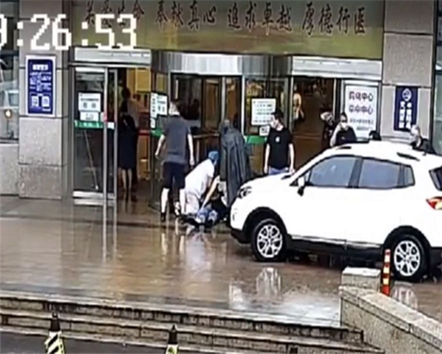 雨中跪地三分钟急救 青岛护士将心脏骤停老人从死亡线上抢回来