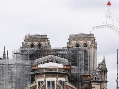 法国考虑“按原样”重建巴黎圣母院塔尖