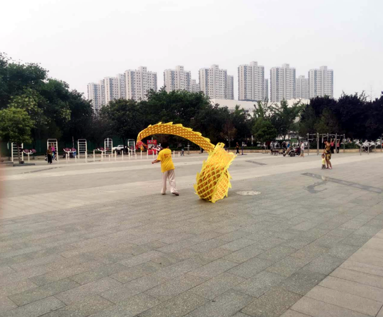 市民不负好时光 广场活动丰富多彩