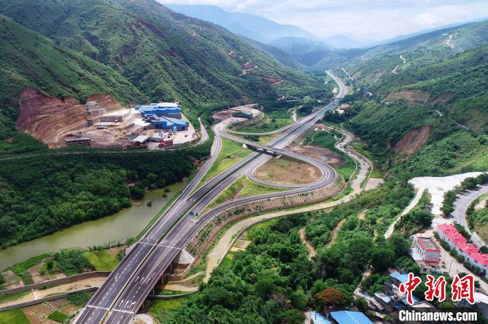 世界遗产哈尼梯田试通高速公路