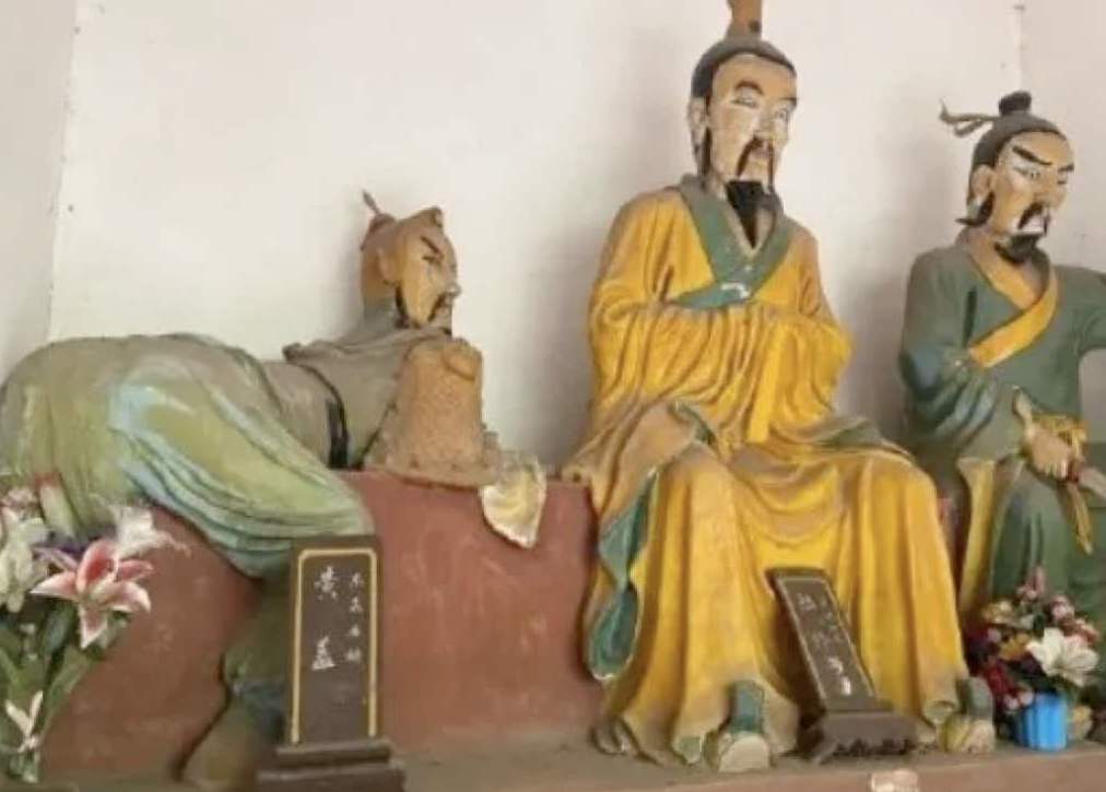 黄盖雕像“跪等挨打”一点也不好笑