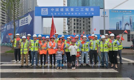 流动的红旗 流不走的凝聚力