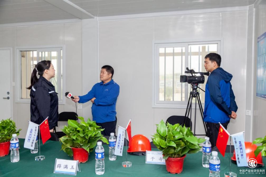 6赤峰广播电视台记者采访项目相关人员