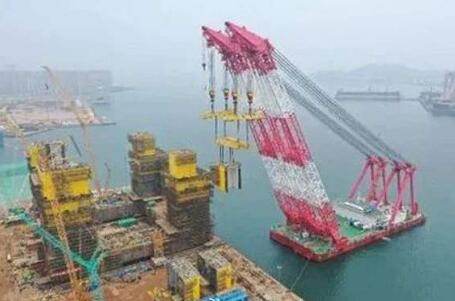 我国自主建造的全球首个万吨级半潜式储油平台船体建成