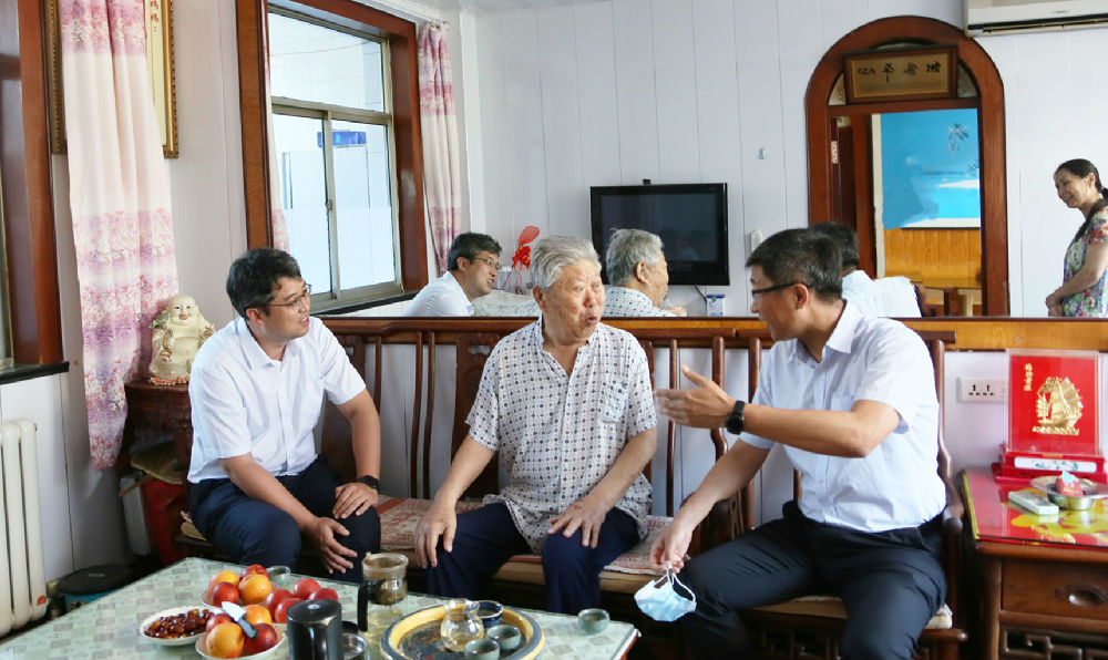 国网烟台市蓬莱区供电公司：看望慰问退休老干部