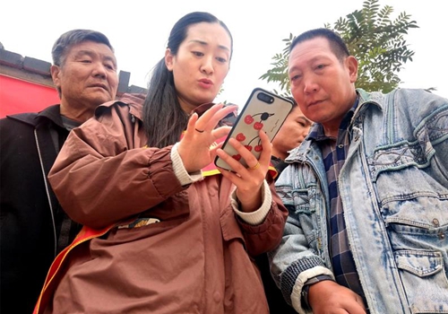 郯城：社区志愿者助力残疾人用上“电子证”