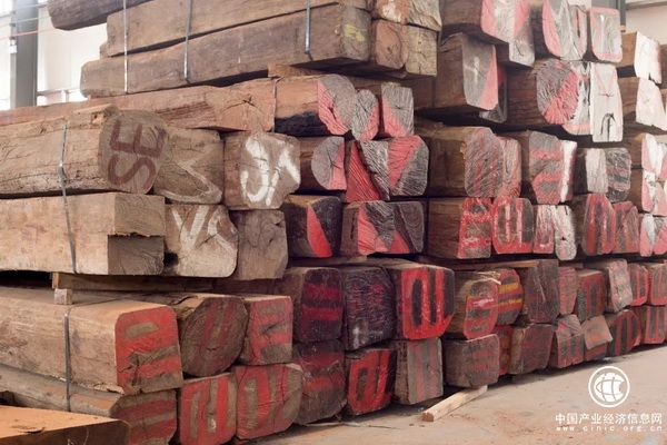 为了保证产品品质，巧夺天工只选用大树主干料制作家具