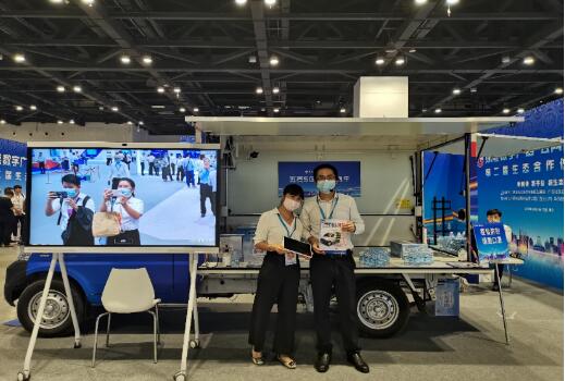 广西电信联合华为、五菱汽车、小视科技共同推出5G智慧售货车