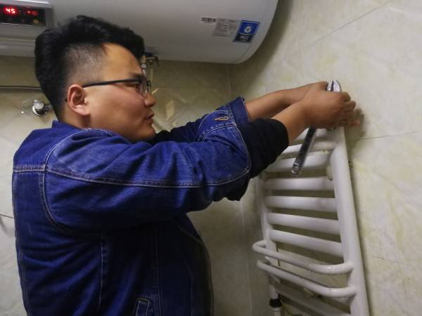 你家暖气热了吗？热力公司服务人员入户探冷暖