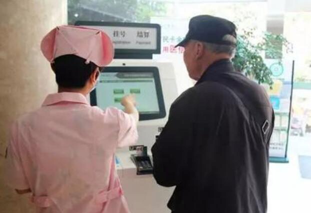 破解老年人面临“数字鸿沟”问题 国家发改委：传统方式要保留