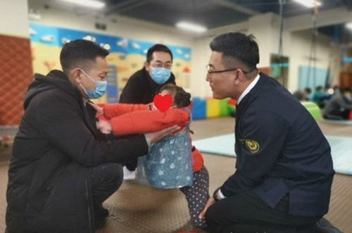 穿越三千里的爱心让城口残疾儿童在临沂站了起来