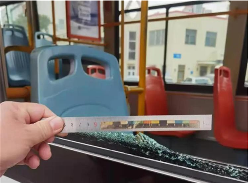 只因上班赶时间 女子在公交车上挥锤破窗