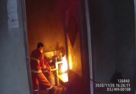 兴化辅警三进火场 拎起滚烫液化气罐一路狂奔