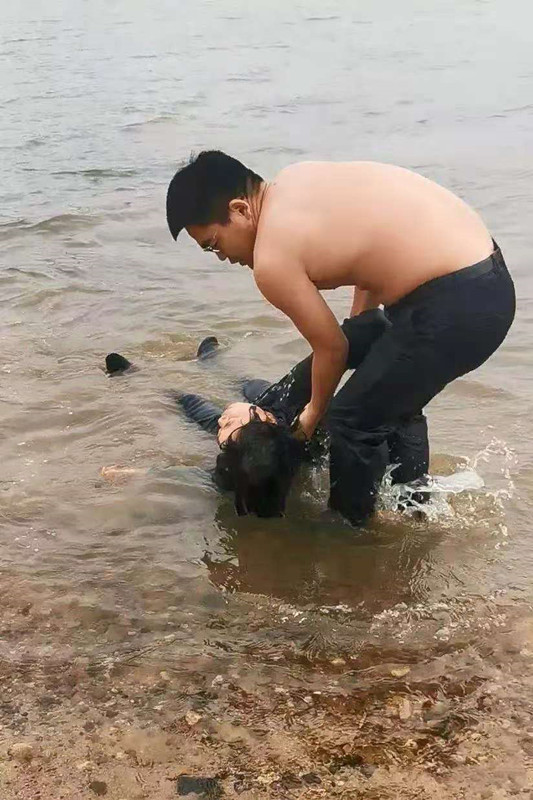 热心市民跳进冰冷河水，成功救起轻生者