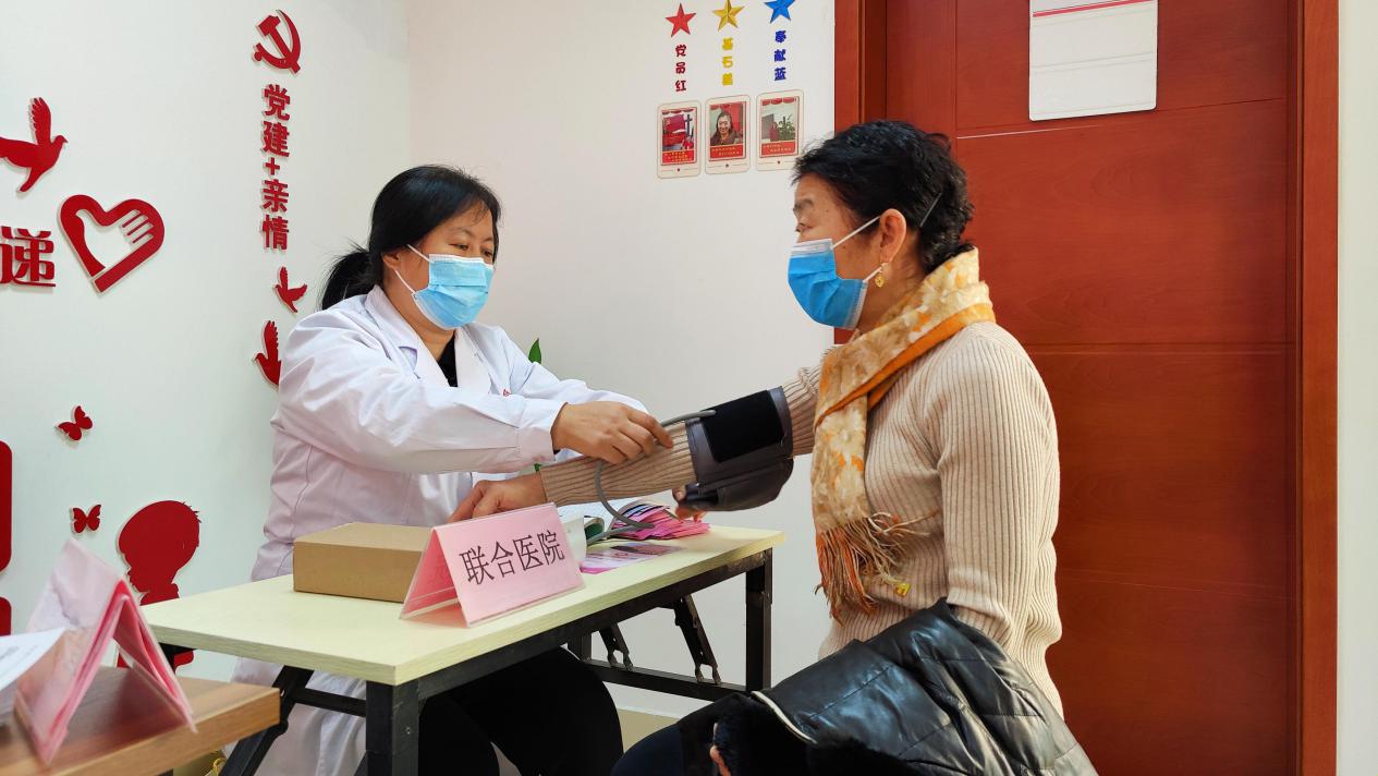 长河街道东风社区联合宝林·颐享国际、德州市联合医院开展老年人义诊活动