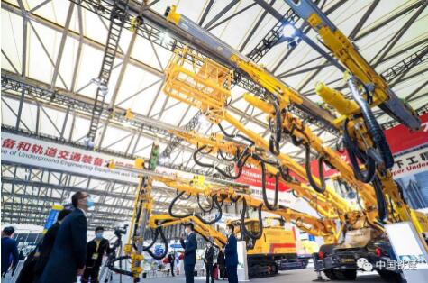 铁建重工自主研制国产首台四臂凿岩台车亮相
