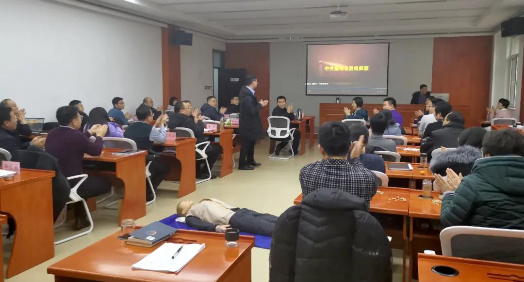 援鄂医疗队员手把手教急救德州市人民医院开展急救知识进党校活动