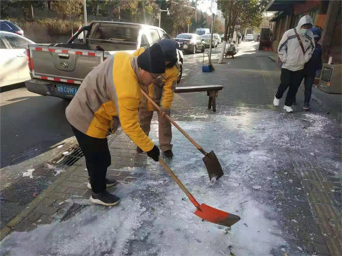 寒潮中，那一抹靓丽的“橙色”温暖人心——岛城环卫人坚守岗位，全力保障城市有序运行