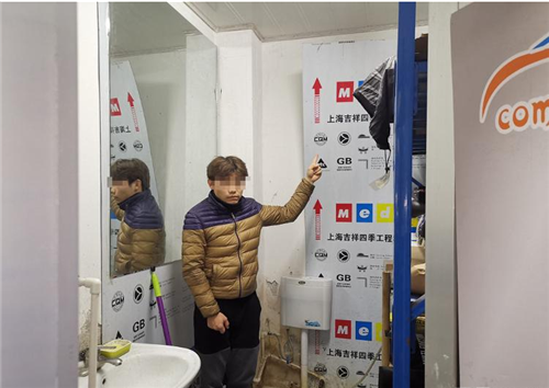 洗个车万元现金不翼而飞 竟被洗车工藏进厕所墙缝