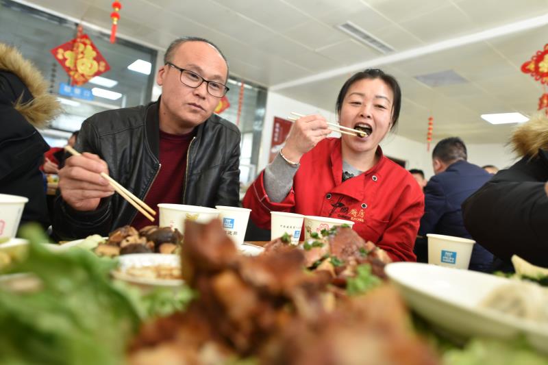 这里的家很温暖 工地过大年