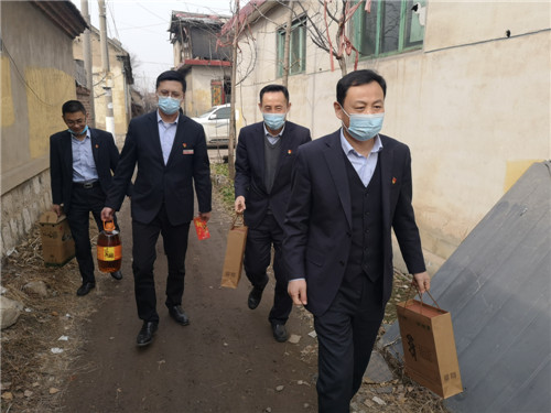 日照银行临沂分行党委：走访困难老党员，浓浓温情暖人心