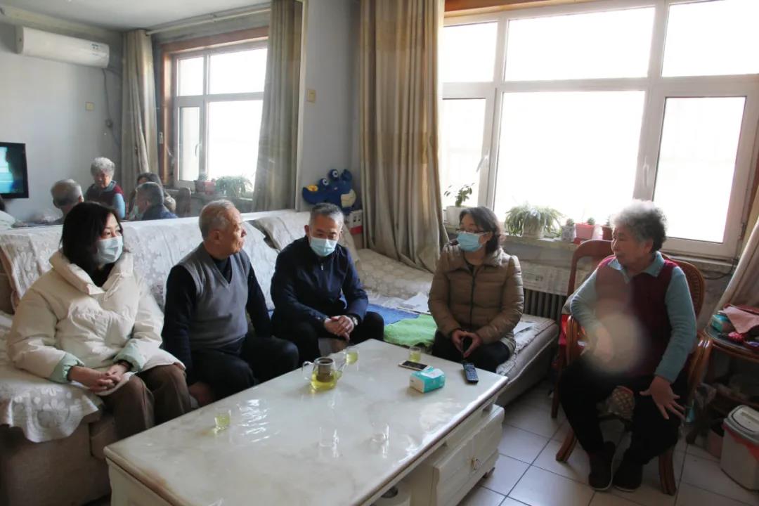 德城区法院春节前夕走访送温暖