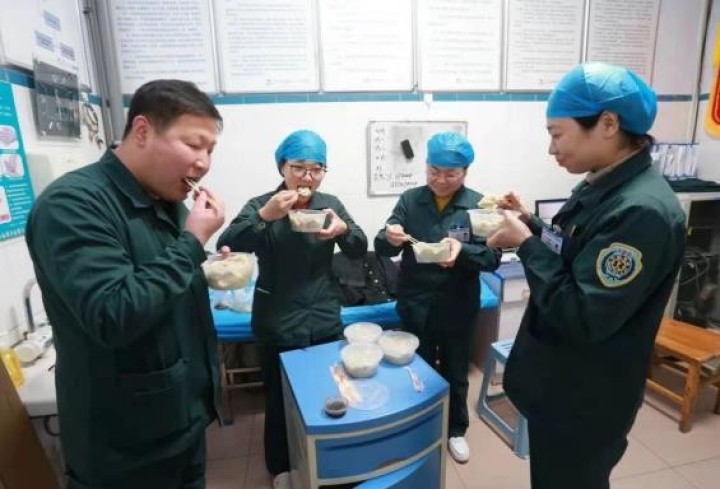 德州市第七人民医院领导慰问除夕值守人员和住院患者