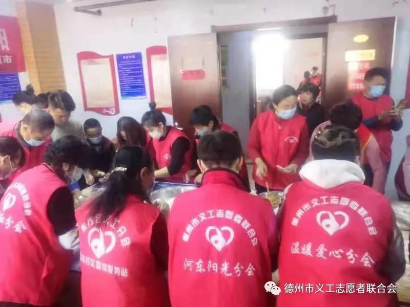 大年三十包饺子 爱心助老送温暖