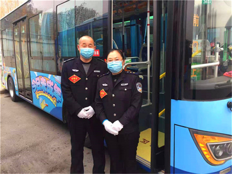 菏泽：公交司机夫妻档 乐为乘客开好车