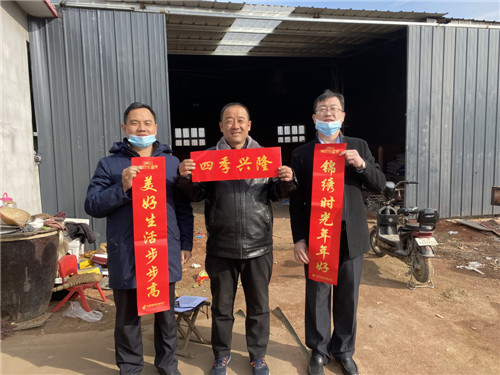 邮储银行费县支行开展为客户送春联、送祝福暖心活动