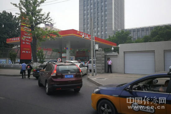 国内油价现“八连涨” 加一箱油多花约10元