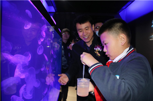 全国首家校园“活体水母馆”落户青岛这所学校