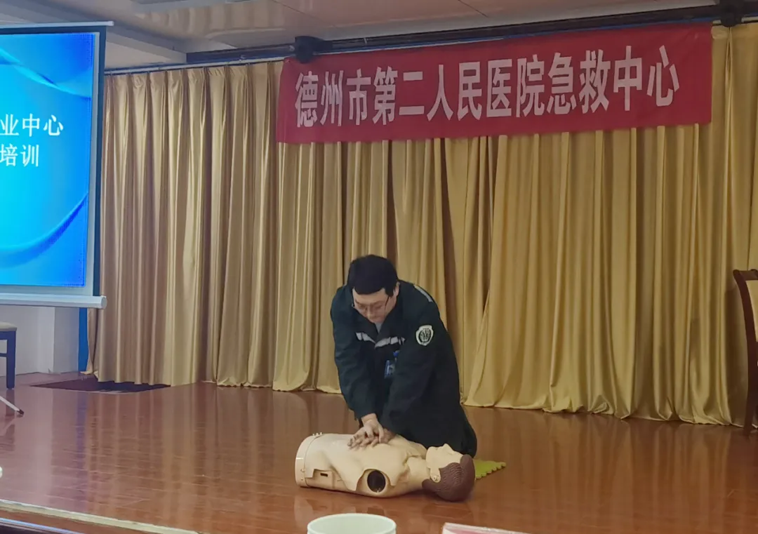 德州市第二人民医院急诊科到德州市政务服务中心开展急救培训活动