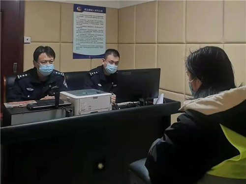 青岛一山头起火，系人为放火…