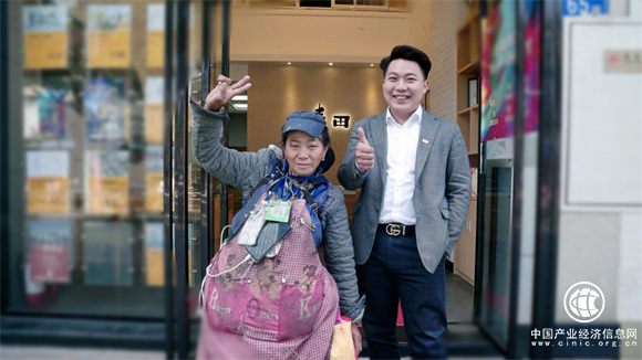 传递点滴善意 一个麦田房产经纪人的助老故事