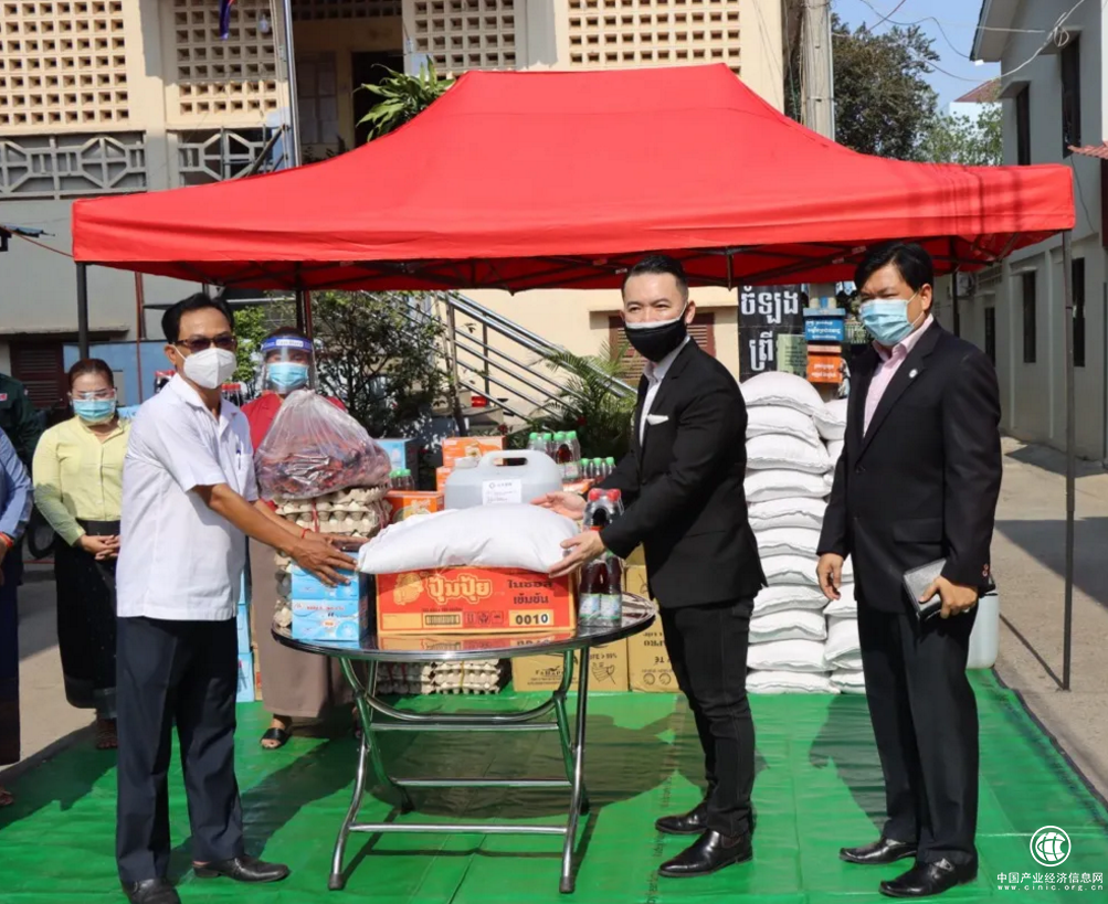 太子地产向金边市雷西郊分区捐赠防疫物资 积极履行社会责任