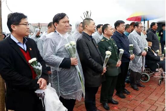 历史中追悟初心，筑牢红色阵地——鱼台县清明祭扫活动走进周堂地道战遗址