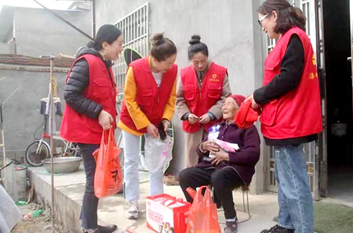 郯城县杨集镇杨南村：“月行一善”献爱心送温暖赢点赞