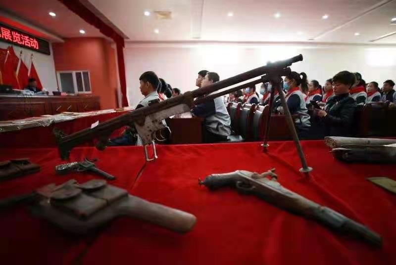 参观红色藏品 学习百年党史