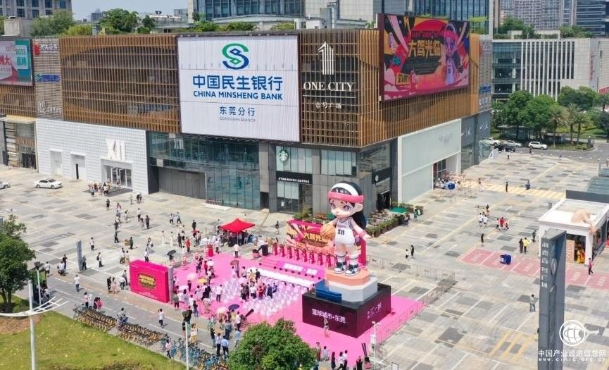 刷新中国原创潮玩IP纪录！超大体LAURA雕塑登陆东莞海德·汇一城