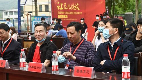 关爱留守儿童电影《让花儿绽放》今日在十堰市竹山县正式开机