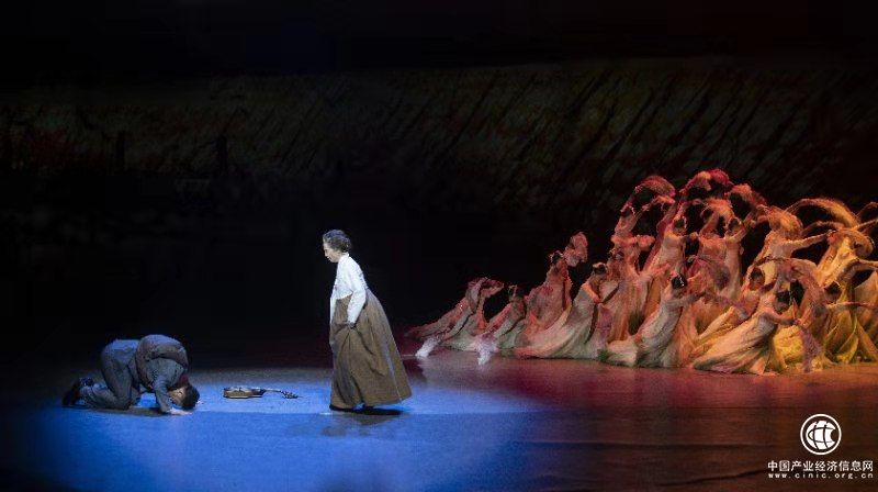 延边大学原创民族歌舞剧《郑律成》在延吉市阿里郎剧场首演