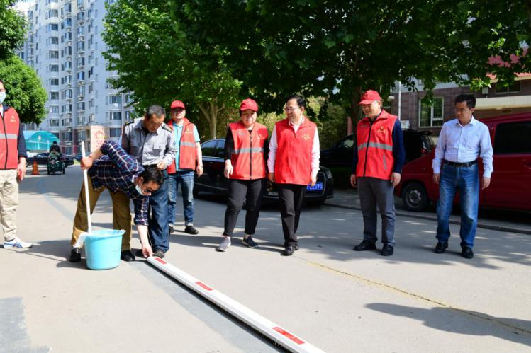 德州市住房公积金党组书记、主任李如民到小区开展帮扶整改工作