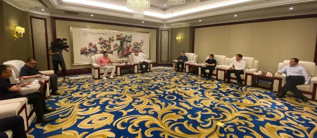 德州市委副书记、市长杨洪涛会见天贸电池公司客人